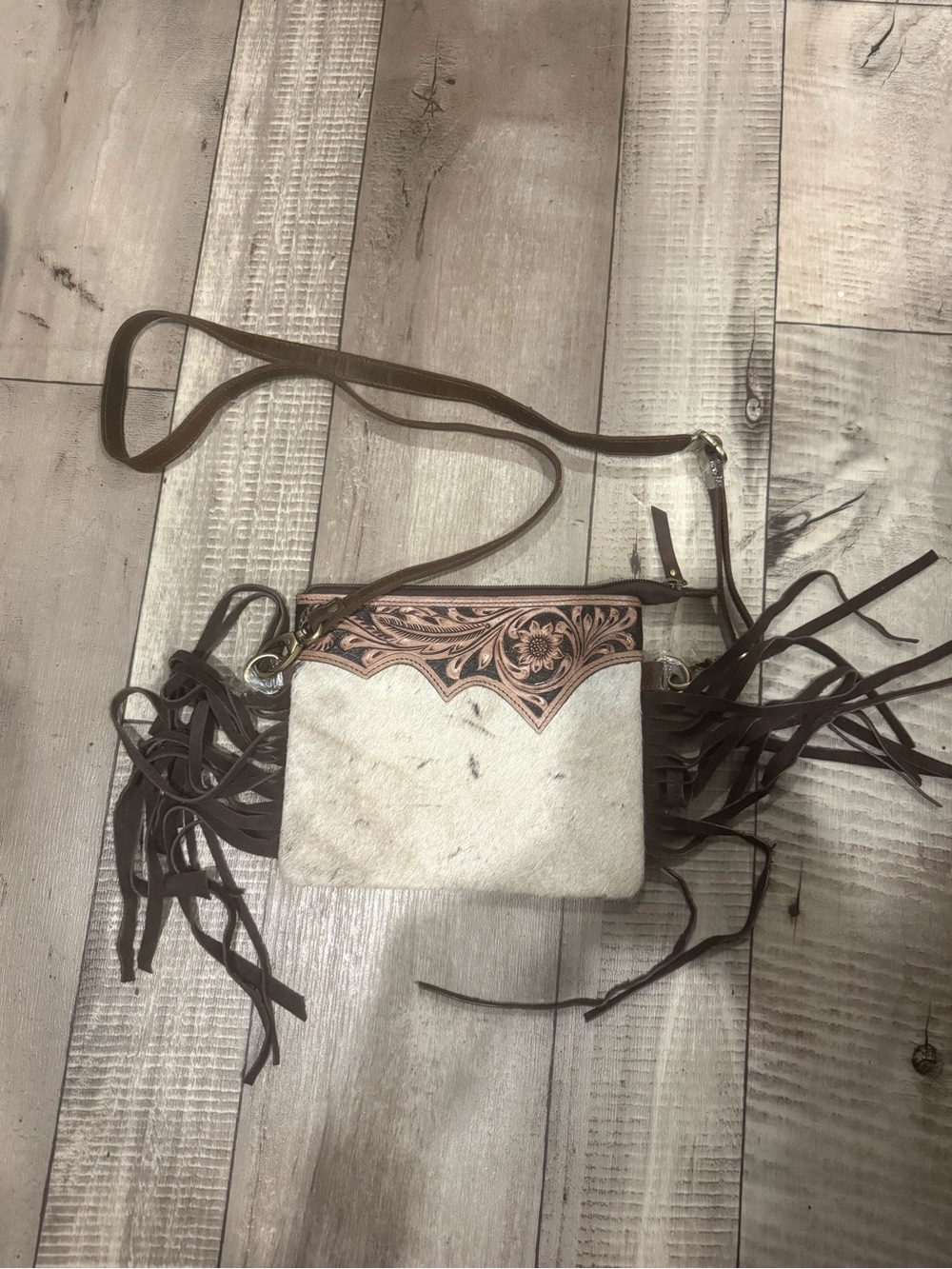 Tooled Leather Trim Fringe Crossbody Bag in Cream and Brown